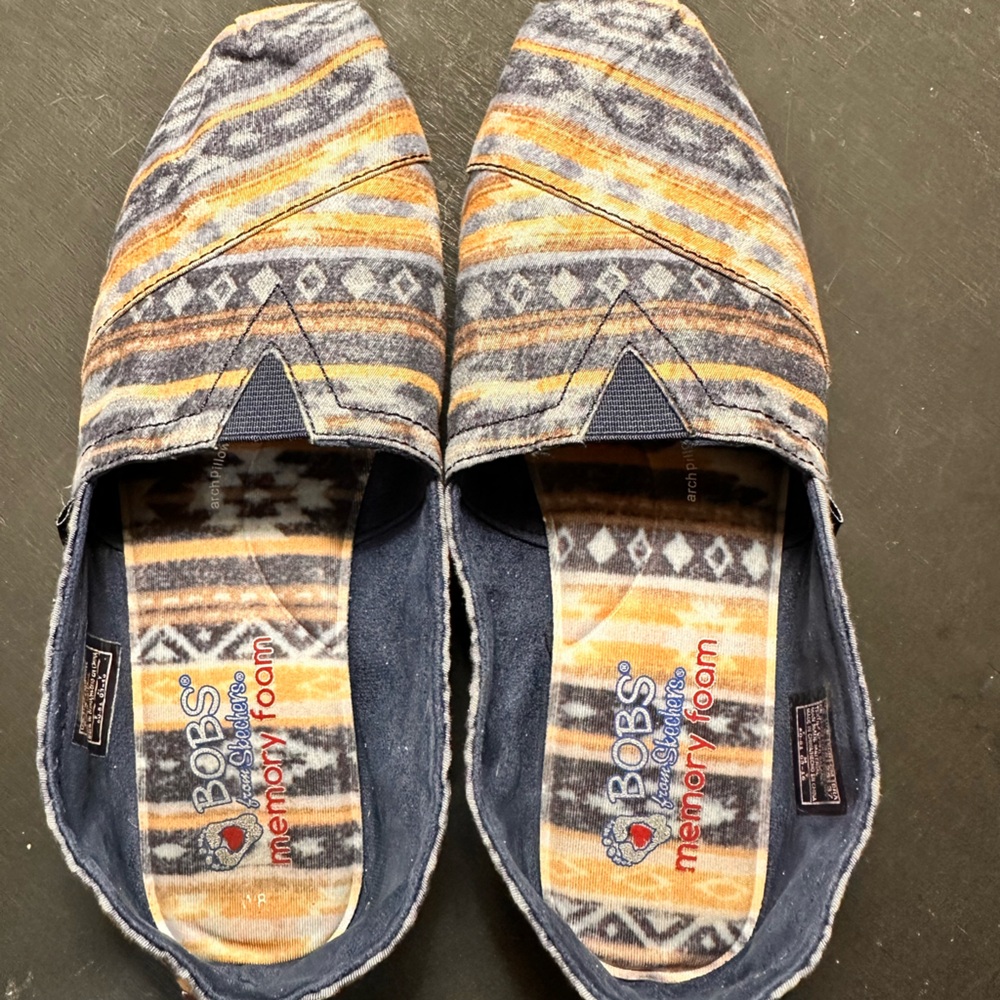 BOBS by Skechers - size 8